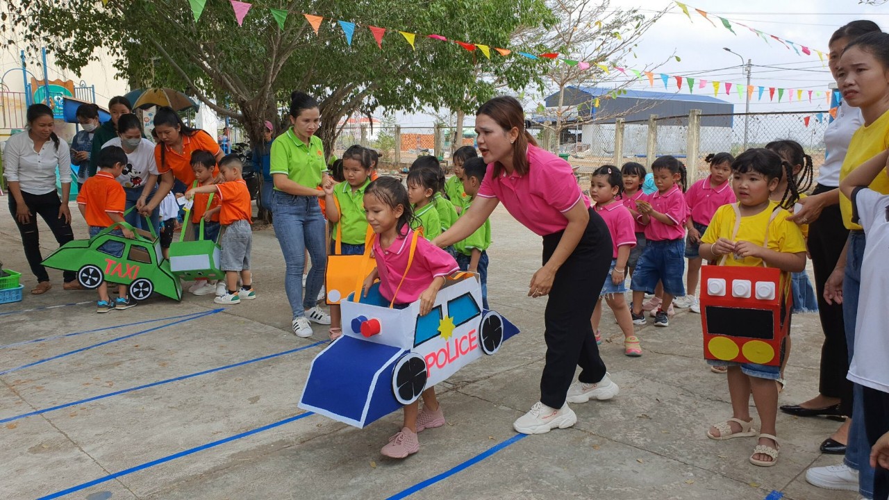 Hội thi bé khỏe bé ngoan kết hợp tôi yêu Viêt Nam