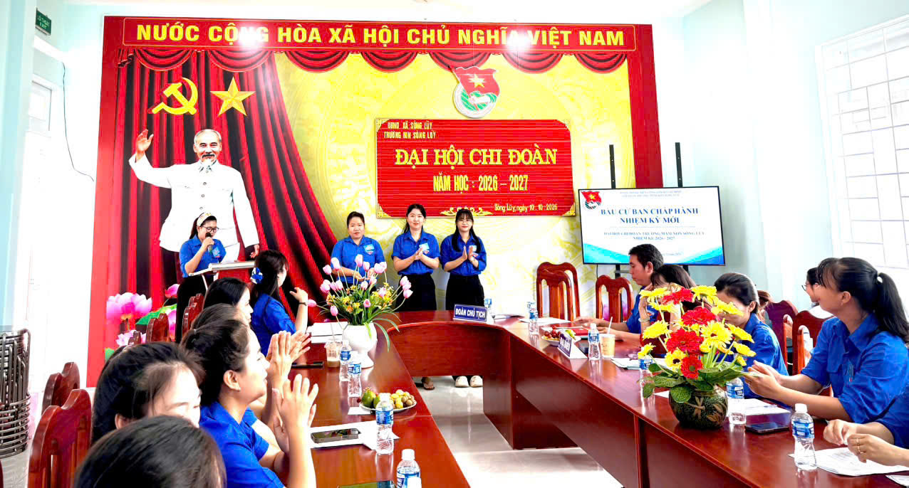 bí thư chi bộ tặng quà